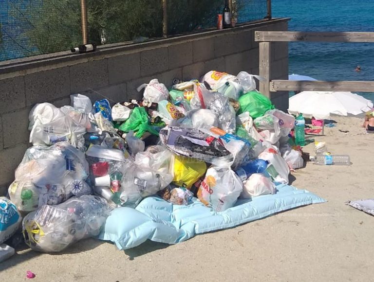 Capo Vaticano: cumuli di rifiuti non raccolti da giorni danno il benvenuto alla spiaggia del Tono