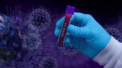 Contagi in risalita, la virologa Capua: «Il virus è ancora “gioiosamente” tra noi»