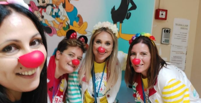 Ospedale di Vibo, i Clown Vip ritornano a fare sorridere i piccoli degenti – Foto