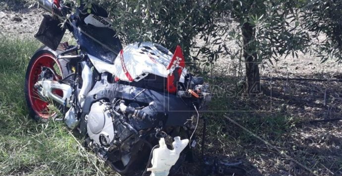 Tragico scontro tra un’auto e una moto nel Cosentino: un morto e due feriti