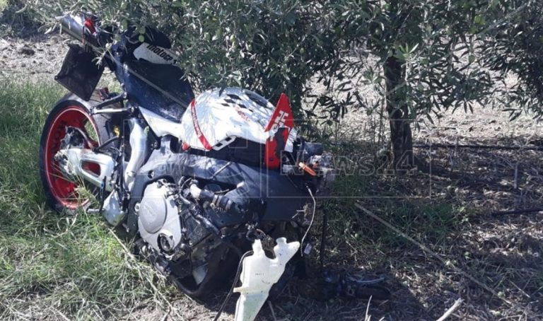 Tragico scontro tra un’auto e una moto nel Cosentino: un morto e due feriti
