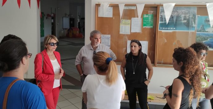 Nuovo anno scolastico a Vibo, il sindaco: «Filo diretto con le famiglie per superare i disagi»