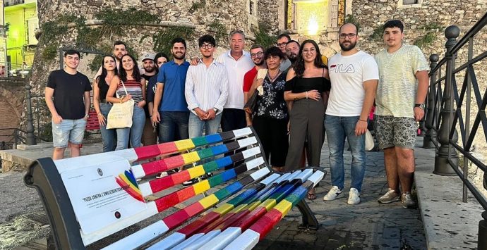 A Pizzo una panchina arcobaleno contro le discriminazioni di genere