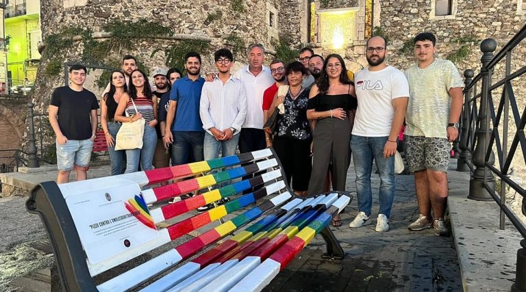 A Pizzo una panchina arcobaleno contro le discriminazioni di genere