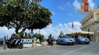 Ubriaco aggredisce a morsi un poliziotto a Tropea dopo aver preso a calci un’auto
