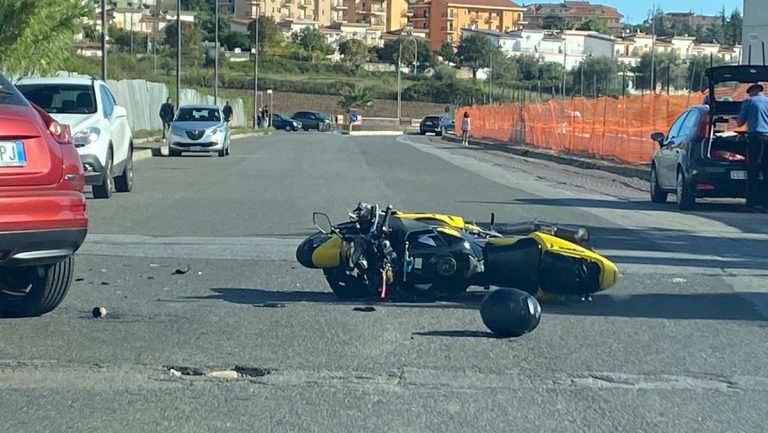 Vibo Valentia, scontro auto-moto: giovane trasferito in elisoccorso a Catanzaro