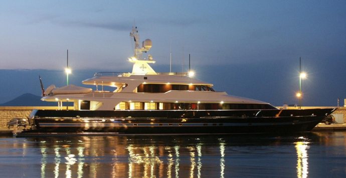 Dopo Armani arriva Valentino, il suo yacht nel porto di Vibo Marina