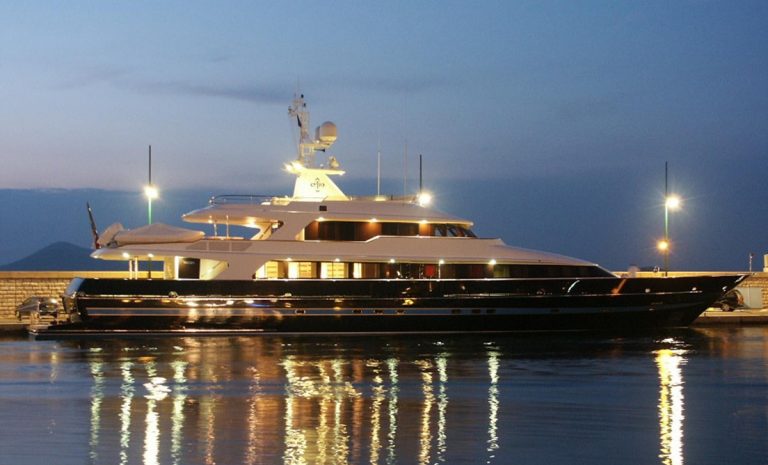 Dopo Armani arriva Valentino, il suo yacht nel porto di Vibo Marina