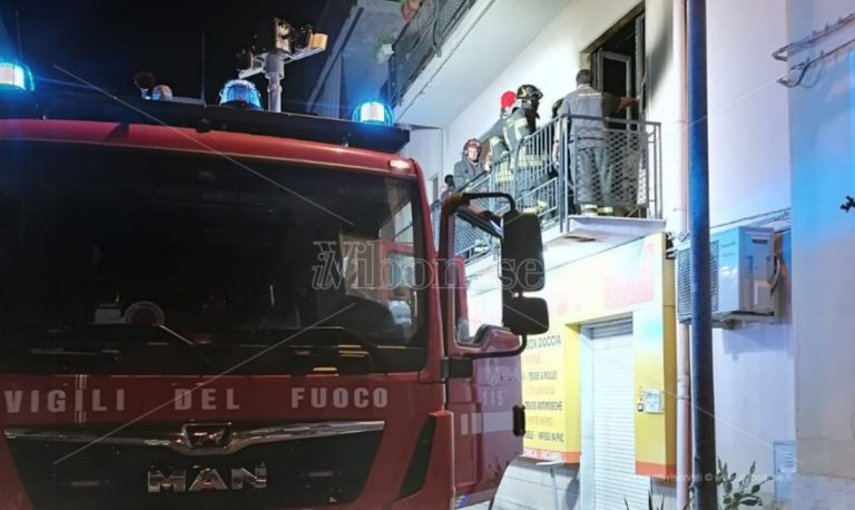 Incendio in un appartamento a Reggio Calabria, trovato morto un anziano