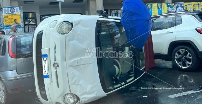 Incidente stradale a Vibo: auto rimane su una fiancata nei pressi dell’Asp