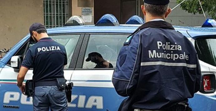 Vibo, caos all’uscita dalle scuole e fra due donne volano schiaffi e spintoni