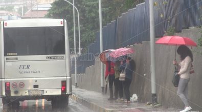 Vibo: aspettando il bus sotto la pioggia battente, i pendolari senza pensiline – Video