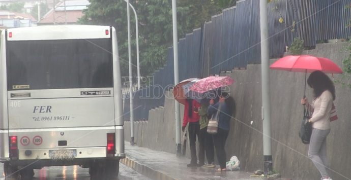 Vibo: aspettando il bus sotto la pioggia battente, i pendolari senza pensiline – Video