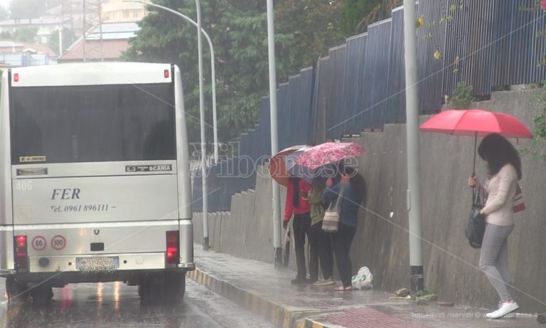 Vibo: aspettando il bus sotto la pioggia battente, i pendolari senza pensiline – Video