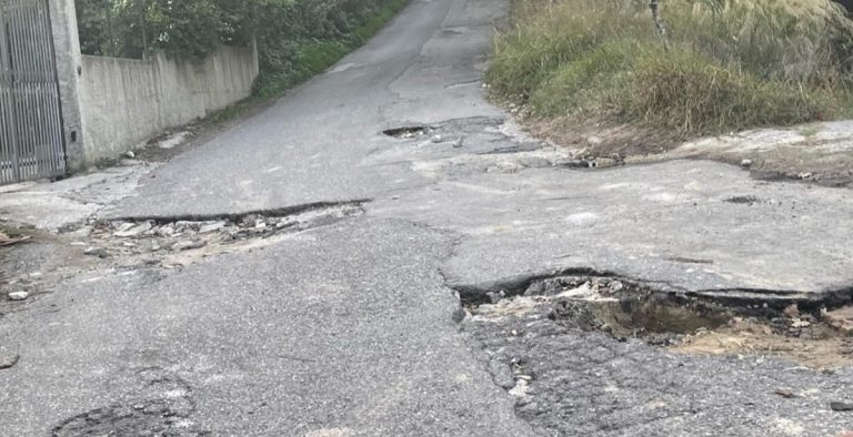 A Piscopio cittadini esasperati: strade simili a veri campi di battaglia – Foto