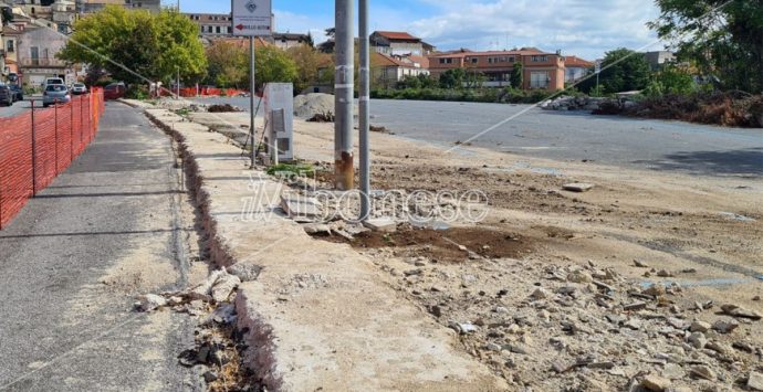 Lavori fermi in Piazza Spogliatore a Vibo, «nuove esigenze» prolungano la consegna dell’opera