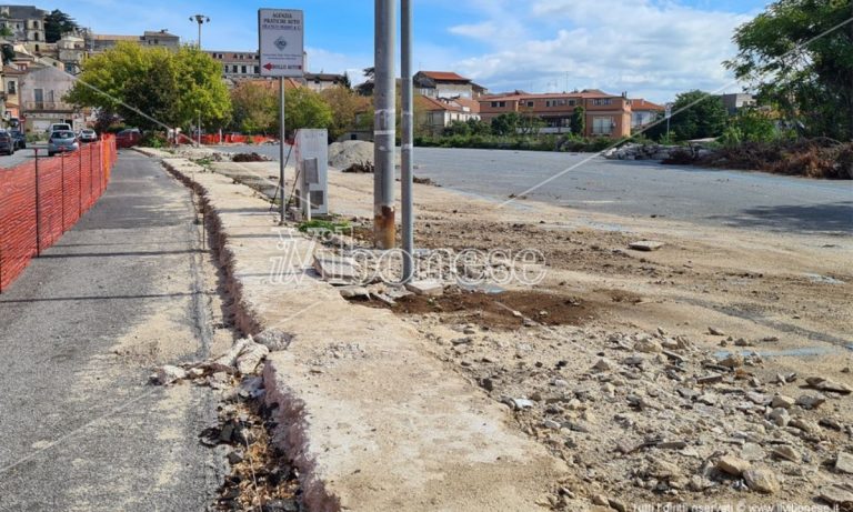 Lavori fermi in piazza Spogliatore a Vibo, i commercianti a sindaco e assessore: «Volete farci fallire»?