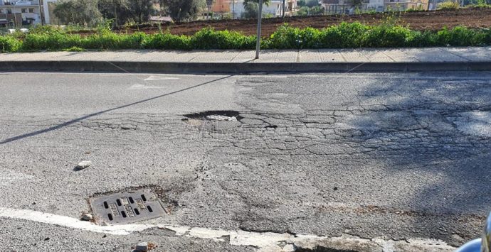 Vibo, cittadini stanchi e infuriati per le strade “colabrodo”