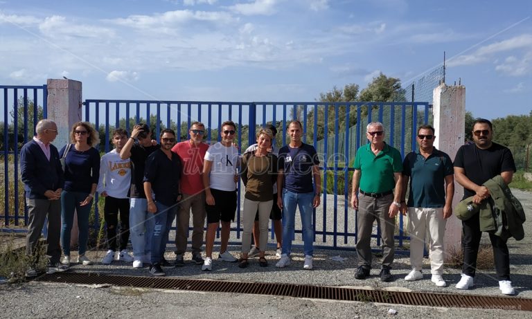 Vibo, sit in dei cittadini per la riapertura della piscina comunale -Video