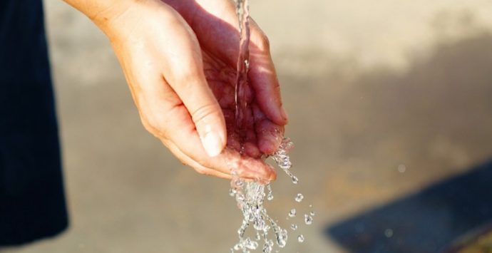 Acqua non potabile, i giovani di “Ali di Vibonesità”: «Il territorio paga l’incapacità politica»