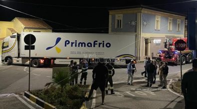 Tir rimane bloccato a Pizzo: traffico in tilt a due passi dal Municipio