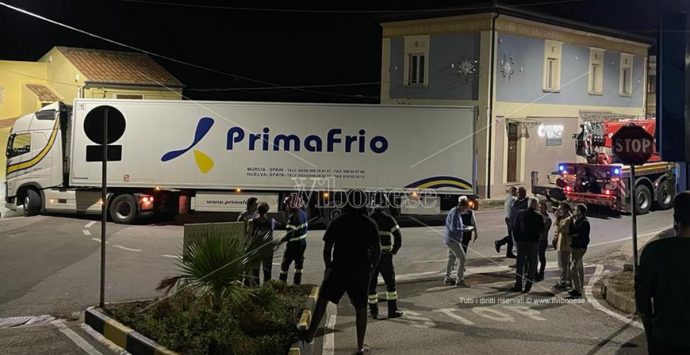 Tir rimane bloccato a Pizzo: traffico in tilt a due passi dal Municipio