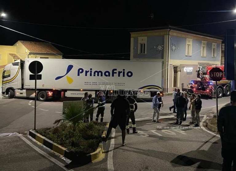 Tir rimane bloccato a Pizzo: traffico in tilt a due passi dal Municipio