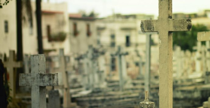 Degrado al cimitero di Pizzo, il sindaco: «Proprietari di loculi e cappelle provvedano a pulire»