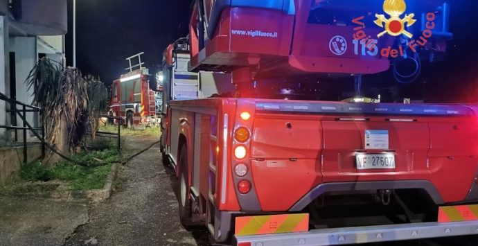 Palazzina a fuoco a Catanzaro, tre morti e quattro feriti