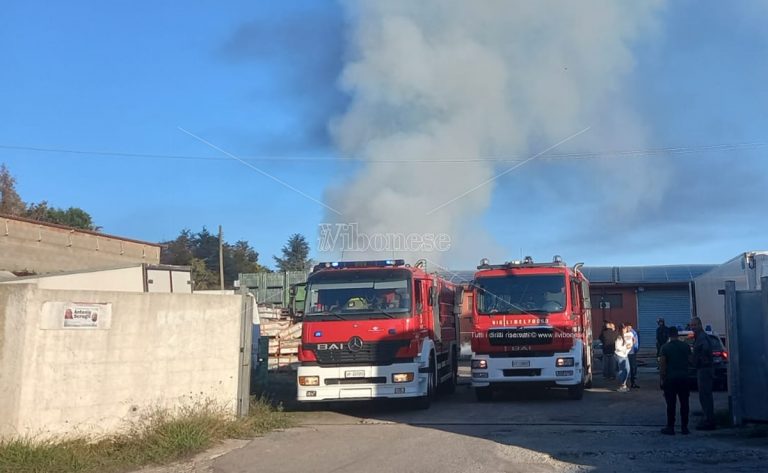 In fiamme deposito di frutta a Vibo, sul posto i vigili del fuoco e i carabinieri