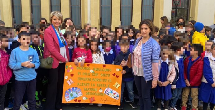 Vibo, il Comune consegna un montascale alla scuola De Amicis