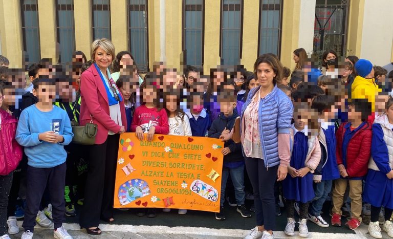 Vibo, il Comune consegna un montascale alla scuola De Amicis