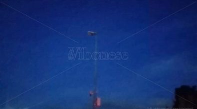 Porto Salvo, quei lampioni prima accesi in pieno giorno e ora spenti anche di notte