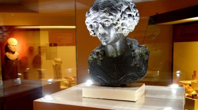 Esposta al Museo di Vibo la pregevole scultura “Ritratto femminile in basanite”