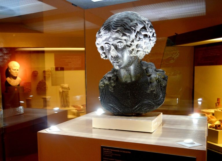 Esposta al Museo di Vibo la pregevole scultura “Ritratto femminile in basanite”