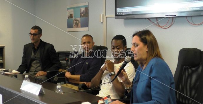 “Veloce come il vento”: Fausto Desalu incontra gli studenti dell’Alberghiero di Vibo – Video