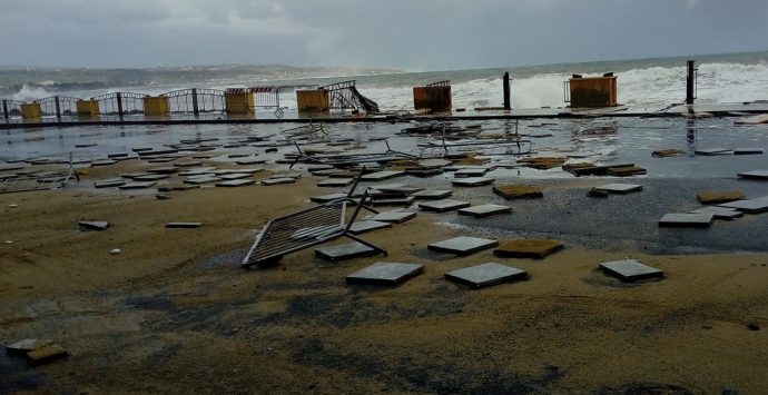 Vibo Marina, anche Piazza Capannina devastata dalla forte mareggiata