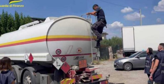 Truffa sui carburanti, tra Sicilia e Calabria sono 13 le persone indagate: sigilli a 8 società