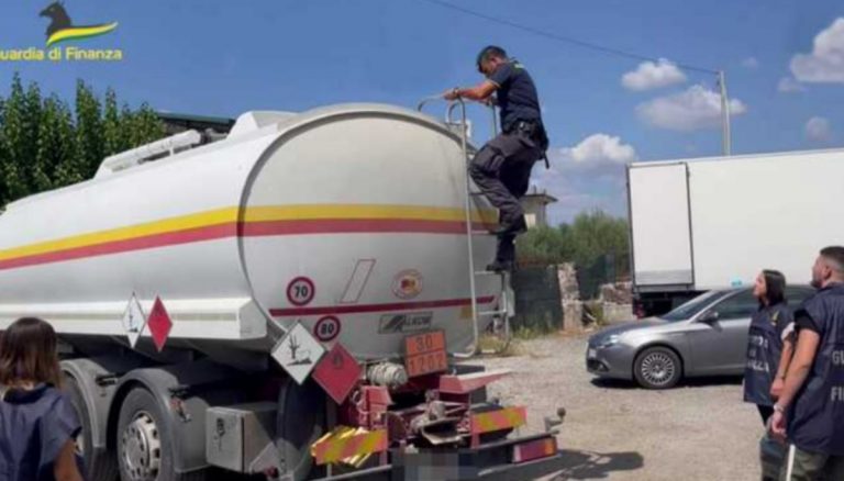Truffa sui carburanti, tra Sicilia e Calabria sono 13 le persone indagate: sigilli a 8 società