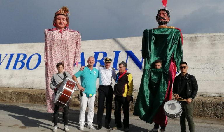 Vibo Marina, la danza dei giganti conquista i crocieristi della “Amadea” – Video