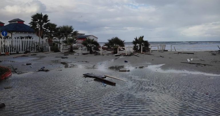 Maltempo, a Vibo Marina il torrente Antonucci non defluisce a mare e torna a fare paura – Video