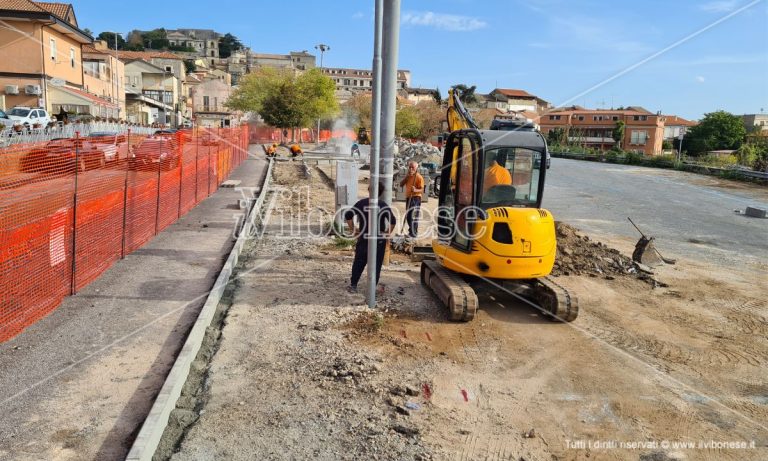 Vibo, ripresi i lavori in Piazza Spogliatore: lo stop per una perizia. Tempi di consegna allungati