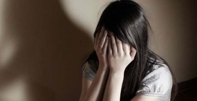 Violenza sessuale su una ragazza, arrestato 22enne a Schiavonea