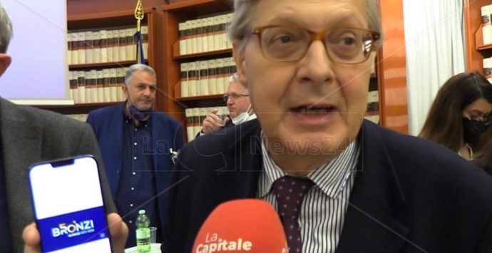 Ponte sullo Stretto, Vittorio Sgarbi: «L’opera non si farà. È una specie di miraggio» – Video