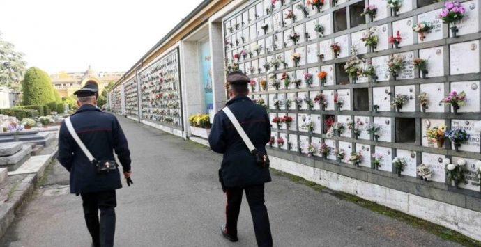 Lavori abusivi al cimitero di Gerocarne, i carabinieri sequestrano un loculo