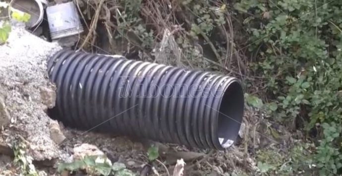 A Mileto la fogna finisce nei fossi, il sindaco: «Esclusi dal progetto per il depuratore consortile» – Video