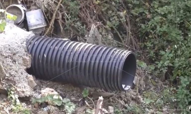 A Mileto la fogna finisce nei fossi, il sindaco: «Esclusi dal progetto per il depuratore consortile» – Video