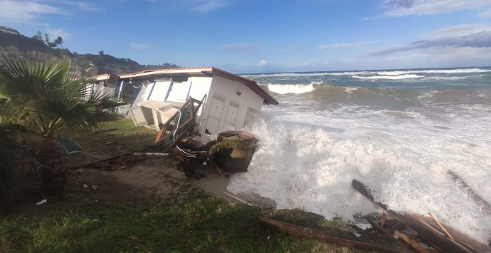 Tropea, il maltempo danneggia il lungomare e gli stabilimenti balneari