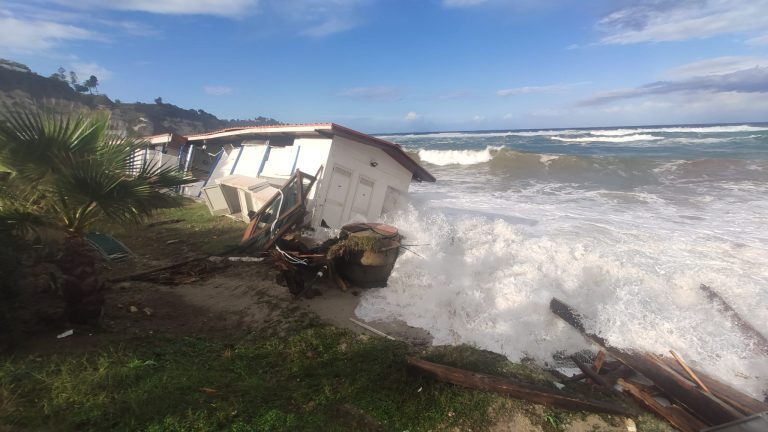 Tropea, il maltempo danneggia il lungomare e gli stabilimenti balneari