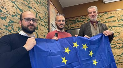 Vibo, bandiera europea in dono ai dirigenti scolastici calabresi